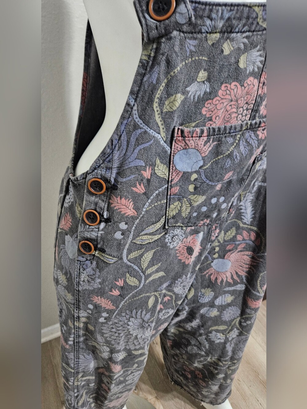 Easel High Hopes Slouchy Denim Overalls in Floral Black Denim Size Medium - Picture 8 of 10